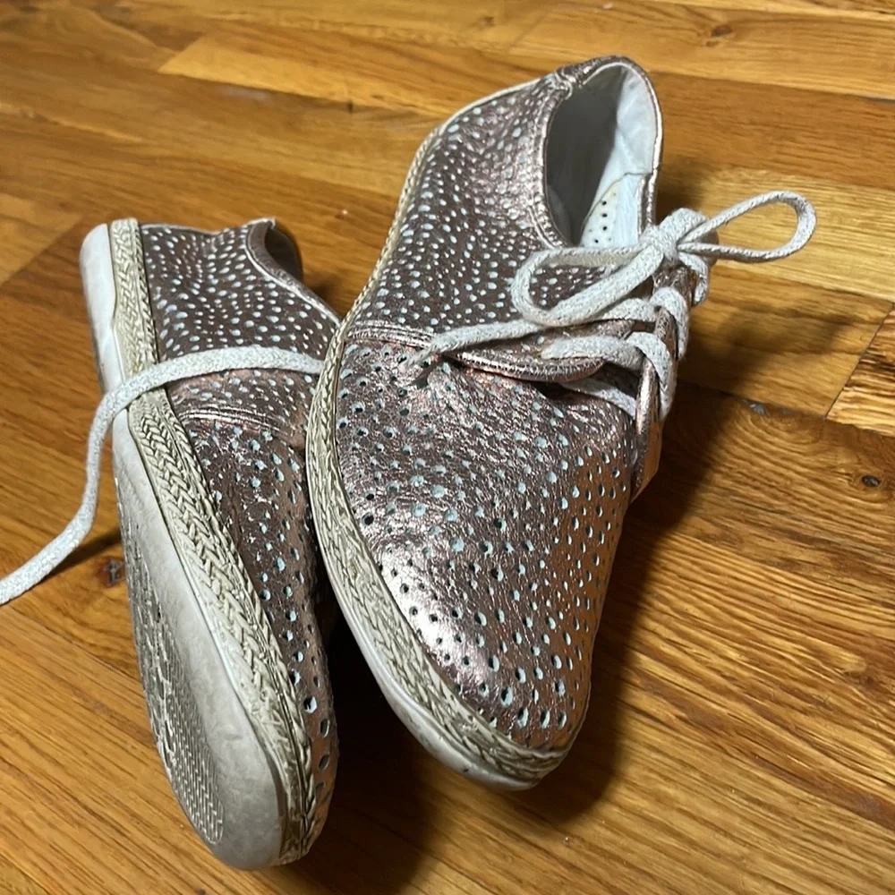 Gorgeous gold rose sneakers - Picture 4 of 4